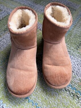 UGG Chestnut sz 7 low Boot